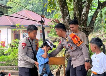 Trauma Healing Polri Hadirkan Flying Fox untuk Kembalikan Senyum Anak-Anak Terdampak Bencana di Kayu Pasak