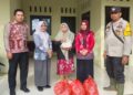 Bhabinkamtibmas Satimpo Salurkan Bantuan Sembako kepada Warga Terdampak Banjir