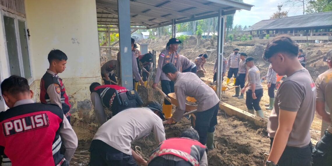 Polri dan Warga bergandengan Tangan, Polindes Meunasah Mancang Bangkit dari Lumpur Banjir