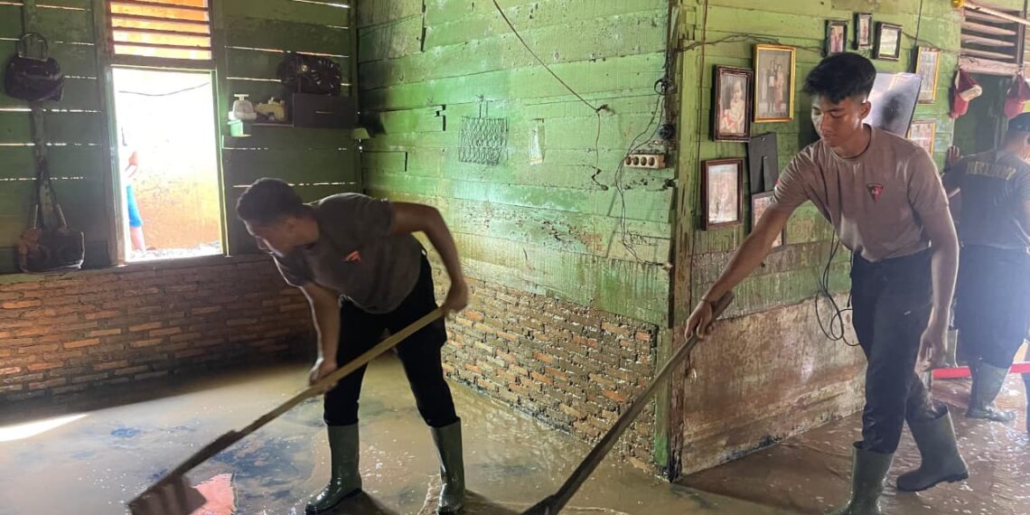 Brimob Polda Sumut Gotong Royong Bersihkan Rumah Warga Terdampak Banjir dan Longsor di Tapanuli Tengah