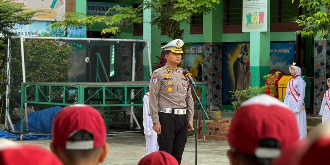 Polantas Menyapa, Kasubdit Kamsel Ditlantas Polda Kaltim Jadi Inspektur Upacara di SDN 001 Balikpapan Utara