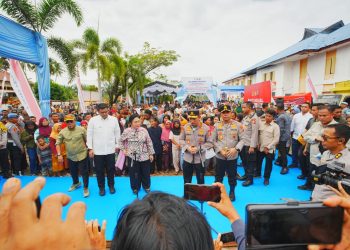 Tinjau Hunian Sementara Korban Bencana di Tapteng, Kapolri-Ketua Komisi IV Salurkan 16 Truk Bantuan Kemanusiaan